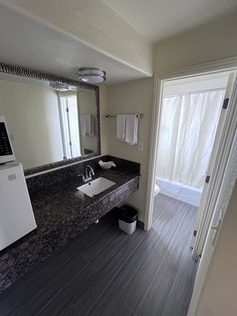 Economy Double Room | Bathroom | Bathtub, towels