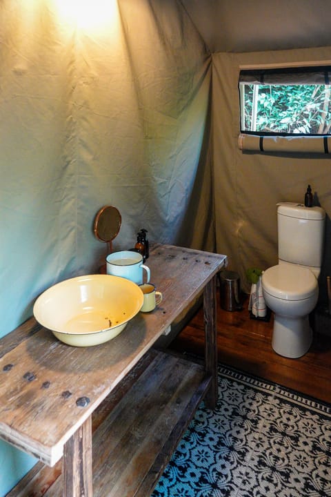 Basic Tent | Bathroom | Shower, towels, soap, shampoo