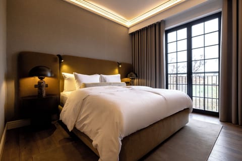 Deluxe Park | Egyptian cotton sheets, premium bedding, down comforters, minibar