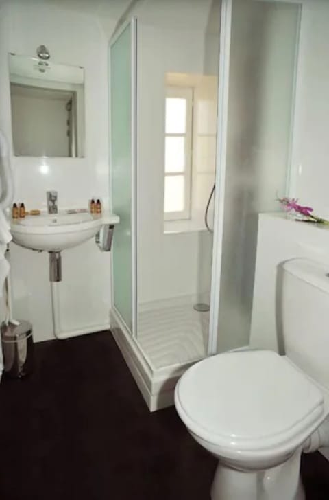 Standard Double Room | Bathroom | Shower, hair dryer, towels