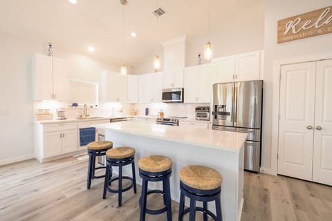 ๐ฅ Sip, stir, and savor in our welcoming open kitchen. Cheers to good times! ๐ท๐ณ