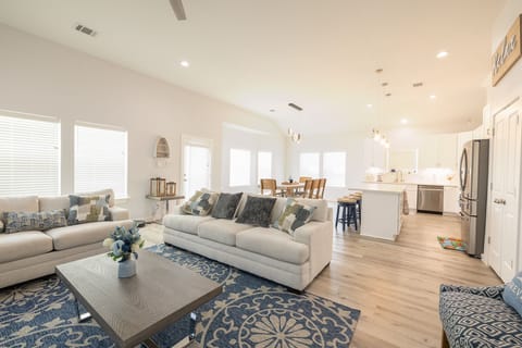 ๐ Curl up with a good book on our inviting living room couches. ๐๐๏ธ