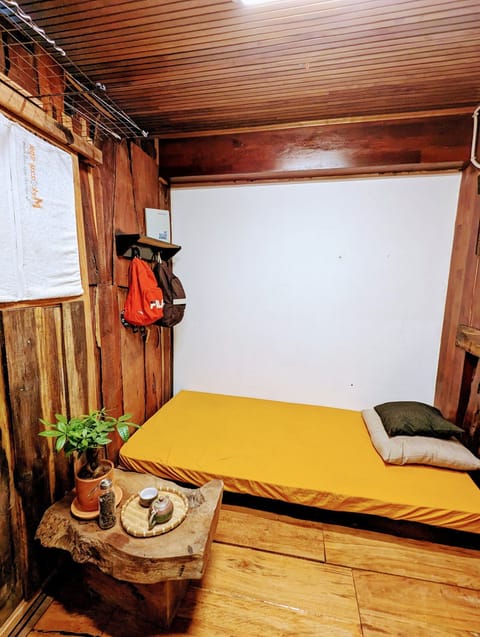 Basic Chalet | Desk, bed sheets