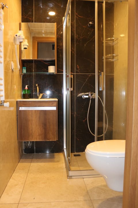 Standard Single Room | Bathroom | Free toiletries, hair dryer, slippers