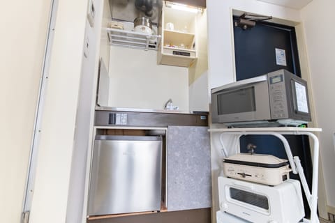 Basic Apartment | Private kitchen | Mini-fridge, microwave, cookware/dishes/utensils, freezer