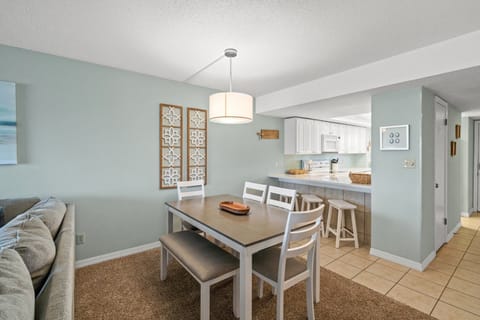 Dining Area - Table seats 6 - additional seating at kitchen counters