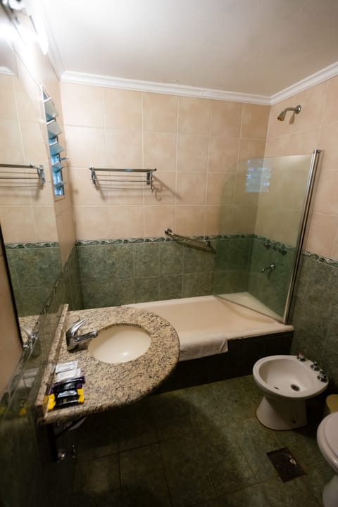 Standard Double Room | Bathroom | Free toiletries