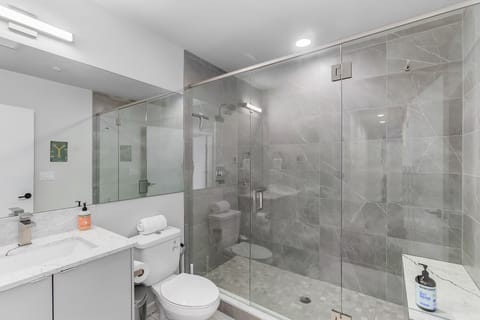 Classic Apartment | Bathroom