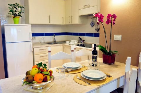 Apartment, 1 Bedroom, Smoking, Patio | Private kitchen