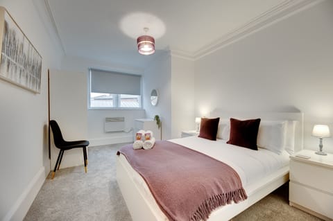 City Apartment | 3 bedrooms, individually decorated, individually furnished, desk