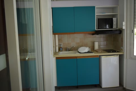 Classic Double Room | Private kitchen | Mini-fridge, microwave, stovetop, espresso maker