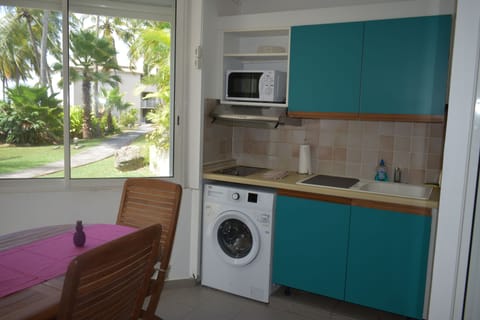 Classic Double Room | Private kitchen | Mini-fridge, microwave, stovetop, espresso maker