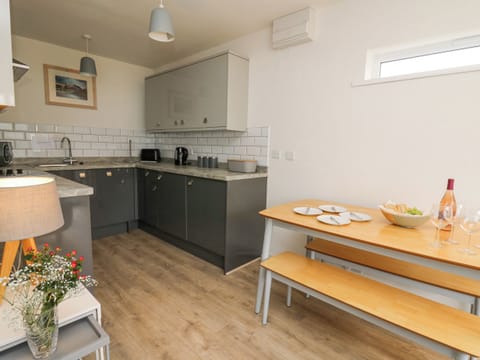Cottage | Private kitchen | Fridge, dishwasher, electric kettle, toaster