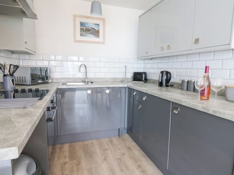 Cottage | Private kitchen | Fridge, dishwasher, electric kettle, toaster