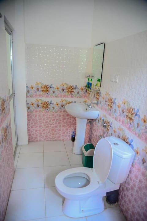 Superior Triple Room | Bathroom | Free toiletries, hair dryer, slippers