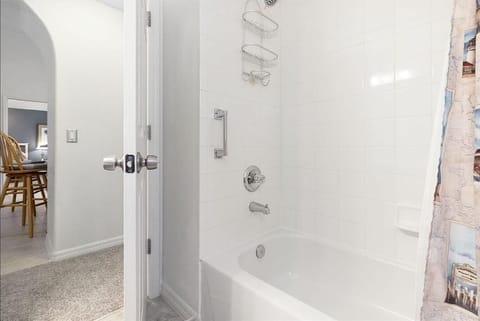 Villa, 4 Bedrooms | Bathroom | Towels, shampoo