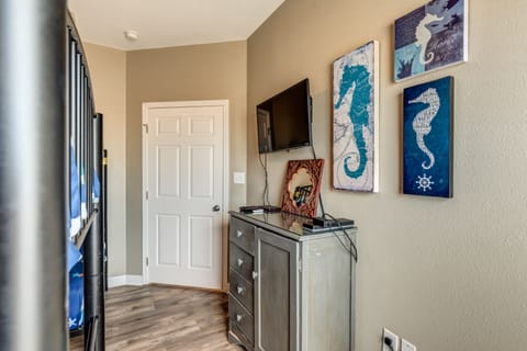 022 Lazy Daze Beach House NE Bunk Room Private TV