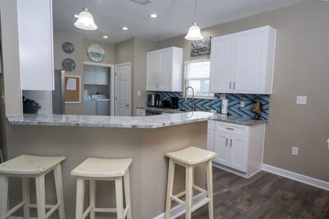 009 Lazy Daze Beach House Kitchen Island