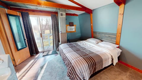 102 Fairview Lane Upper Unit Sleeping Area(Included with Bookings over 4 People)