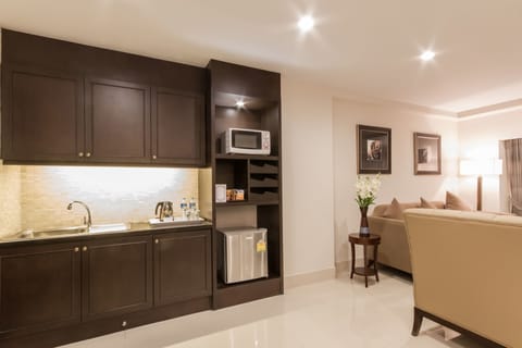 Suite, 1 Bedroom | Minibar, in-room safe, desk, soundproofing