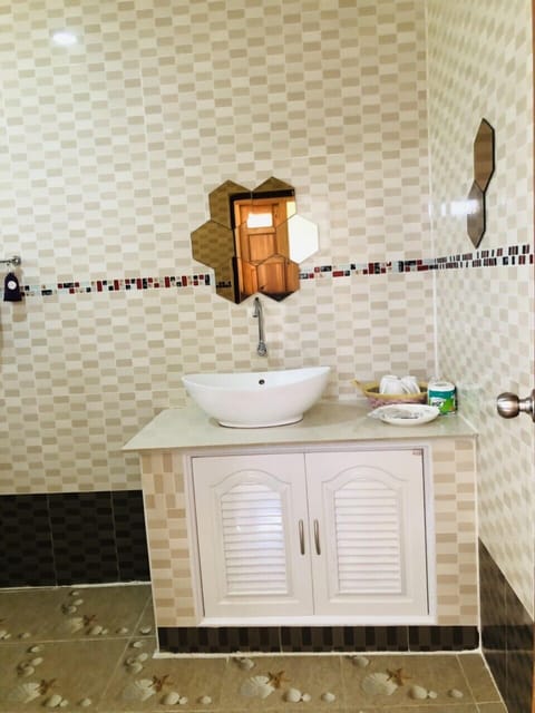 Panoramic Double Room | Bathroom | Shower, rainfall showerhead, hair dryer, bidet