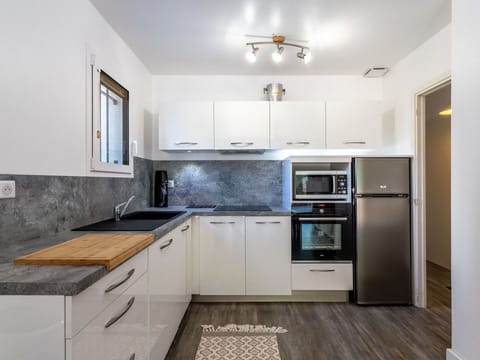 Sky, Water, Building, Property, Daytime, Swimming Pool, Window, Blue, Azure, Architecture