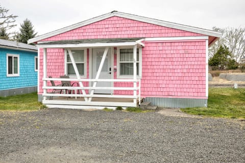 Charming 2BR cottage, just 5 mins to the beach, perfect retreat.