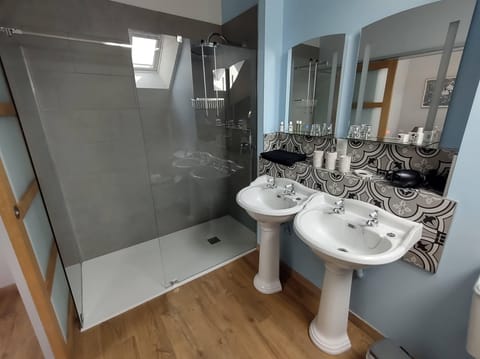 Comfort Double or Twin Room | Blackout drapes, soundproofing, iron/ironing board, free WiFi