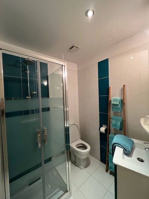 Standard Room | Bathroom | Free toiletries, hair dryer, towels