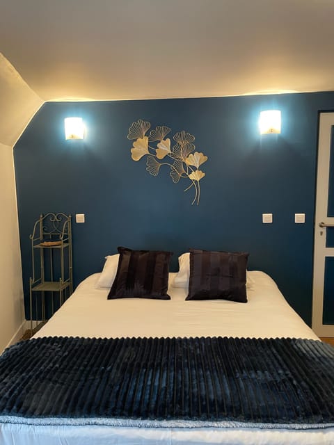 Standard Room, 1 Queen Bed | Desk, free WiFi