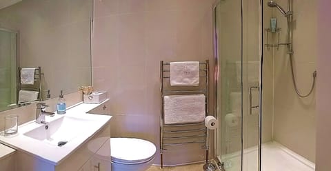 Luxury Room | Bathroom | Bathrobes, slippers, soap, shampoo