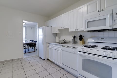 Business Apartment | Private kitchen | Fridge, microwave, oven, dishwasher