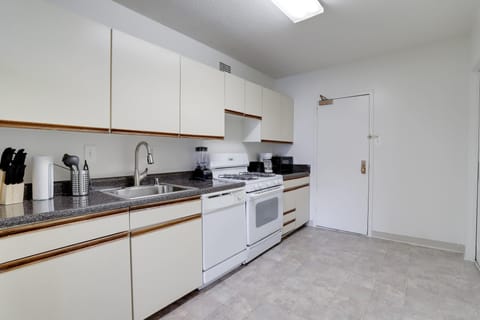 Business Apartment | Private kitchen | Fridge, microwave, oven, dishwasher