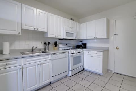 Business Apartment | Private kitchen | Fridge, microwave, oven, dishwasher