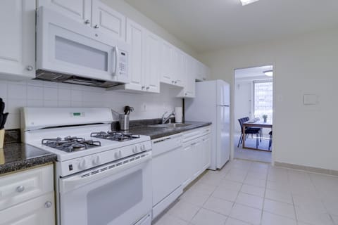 Business Apartment, Non Smoking | Private kitchen | Fridge, microwave, oven, dishwasher