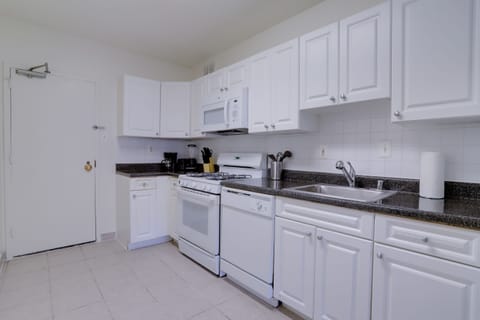 Business Apartment, Non Smoking | Private kitchen | Fridge, microwave, oven, dishwasher