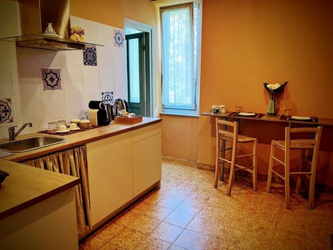 Deluxe Room, Mountain View | Shared kitchen | Microwave