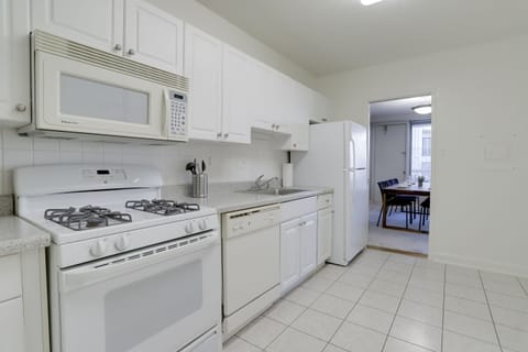 Business Apartment | Private kitchen | Fridge, microwave, oven, dishwasher