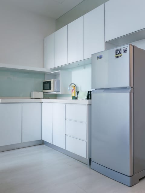 Business Apartment | Private kitchen | Full-size fridge, microwave, electric kettle, cleaning supplies