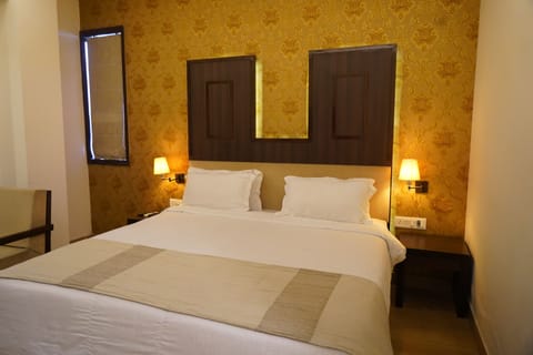 Luxury Double Room | Premium bedding, desk, free WiFi, bed sheets