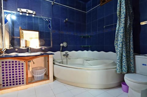 Deluxe Double Room | Bathroom | Shower, designer toiletries, towels, soap