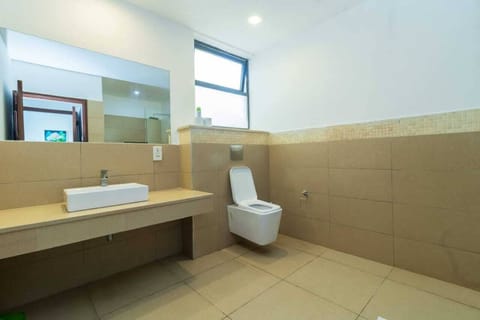 Deluxe Apartment | Bathroom | Shower, rainfall showerhead, free toiletries, slippers