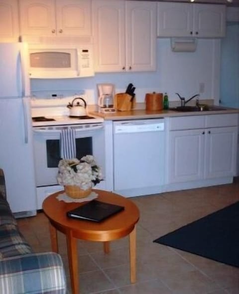 Deluxe Suite, 1 Bedroom | Private kitchen | Fridge, microwave, stovetop, coffee/tea maker