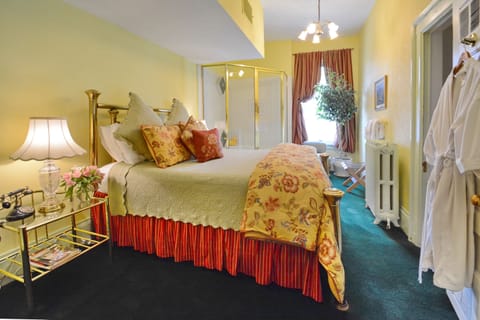 Deluxe Suite, 1 Queen Bed, Jetted Tub (Gold Banner Suite) | Egyptian cotton sheets, premium bedding, down comforters