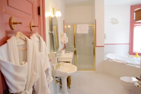 Deluxe Room, 1 Queen Bed, Jetted Tub (Shooting Star Balcony Room) | Bathroom | Designer toiletries, hair dryer, bathrobes, towels