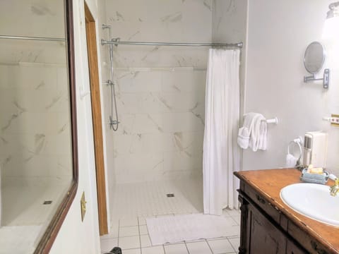 Standard Room, 1 King Bed (The Paintbrush Room) | Bathroom | Designer toiletries, hair dryer, bathrobes, towels