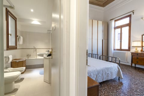 Deluxe Apartment | Bathroom | Bidet, towels