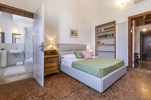 Classic Apartment | Iron/ironing board, free WiFi, bed sheets
