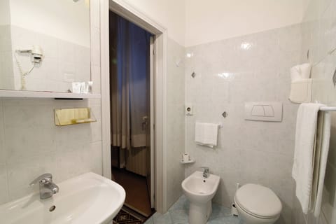 Family Room | Bathroom | Free toiletries, bathrobes