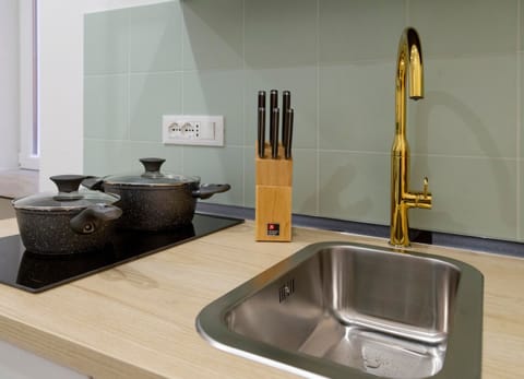 City Room | Private kitchen | Fridge, coffee/tea maker, cookware/dishes/utensils